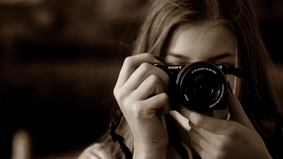 Femme qui prend une photo avec un appareil photo