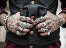 Homme au look rock avec des tatouages sur les mains