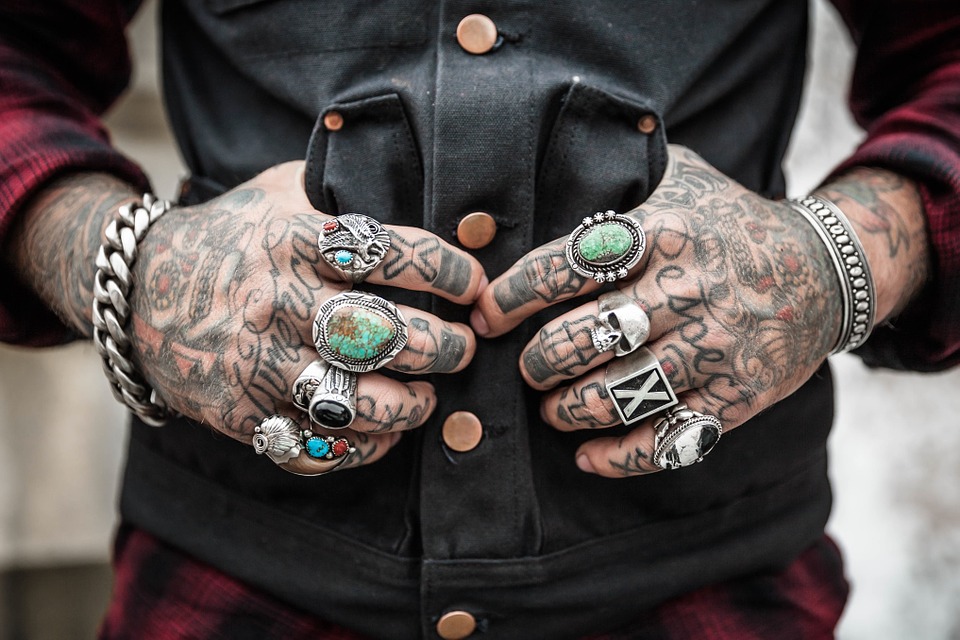 Homme au look rock avec des tatouages sur les mains