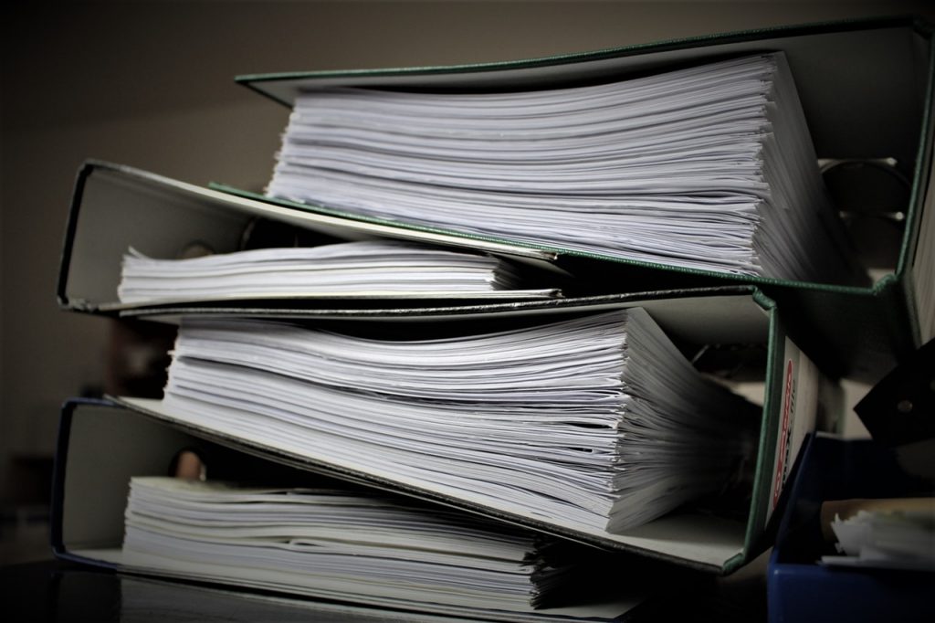 Pile de documents classés dans des dossiers