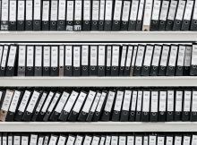 des étagères d'archivage remplies de dossiers