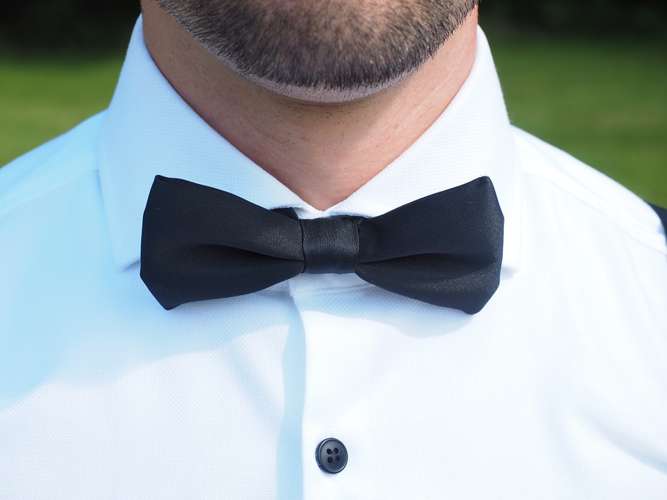 noeud papillon noir avec chemise blanche