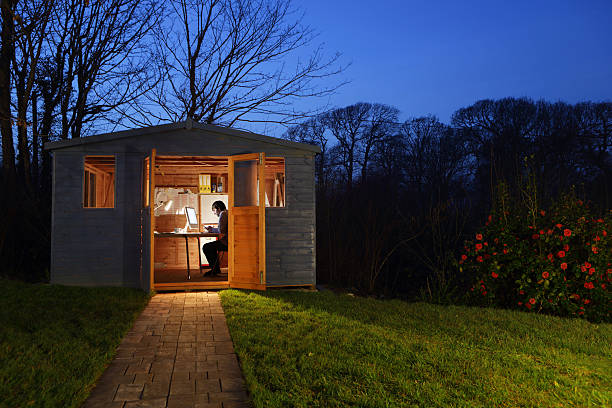 Abri de jardin en bois qui abrite une pièce supplémentaire transformée en bureau