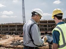 Une tablette durcie industrielle sur un chantier de construction