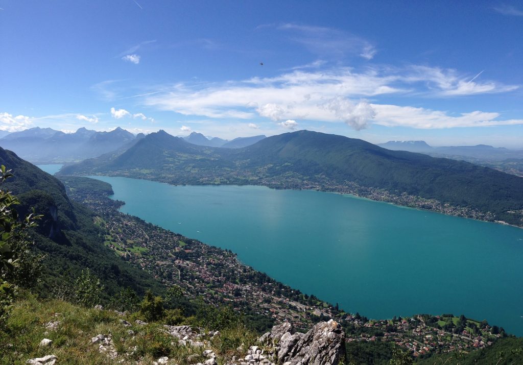 Lac d'Annecy et montagnes vus d'en haut