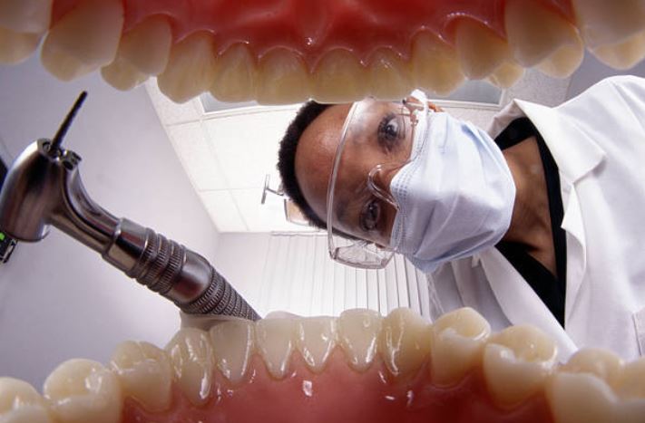 dentiste-dents-bouche-consultation-fraise-masque