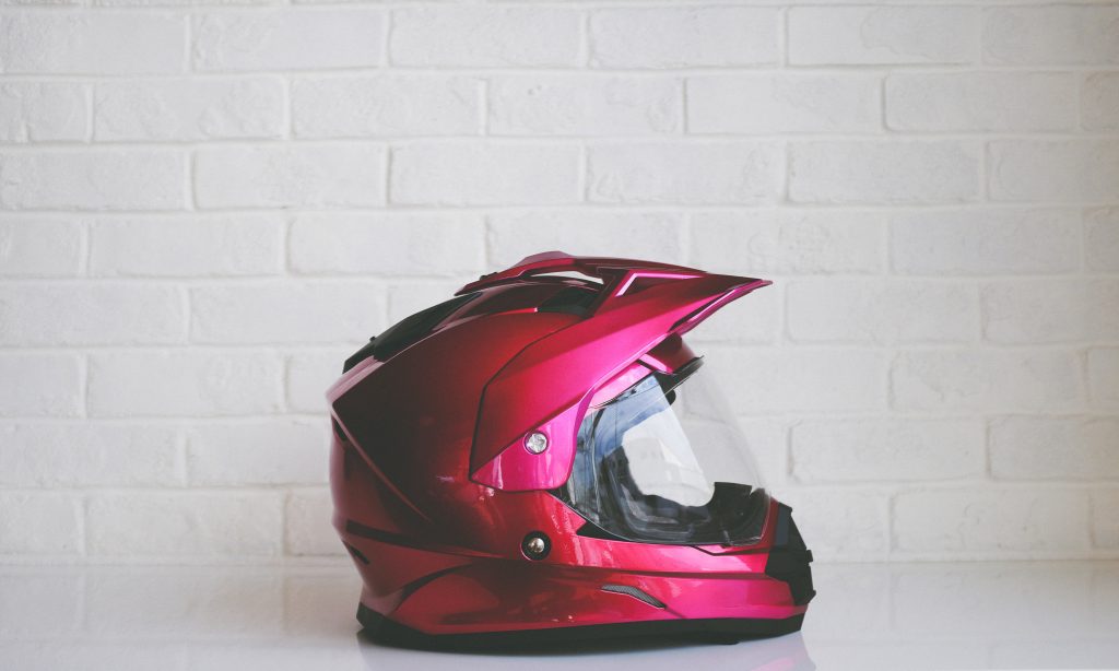 Casque moto rouge sur fond blanc