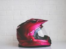 Casque moto rouge sur fond blanc