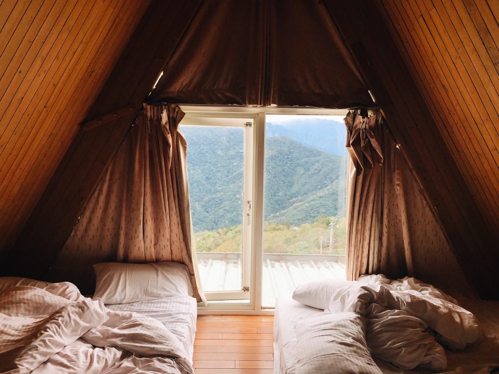 Combles aménagés en chambre avec baie vitrée