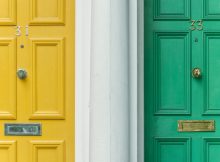 Portes d'entrée jaune et verte côte à côte