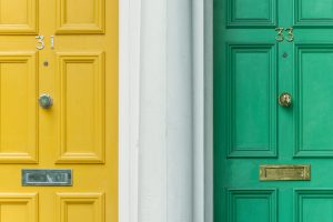 Portes d'entrée jaune et verte côte à côte