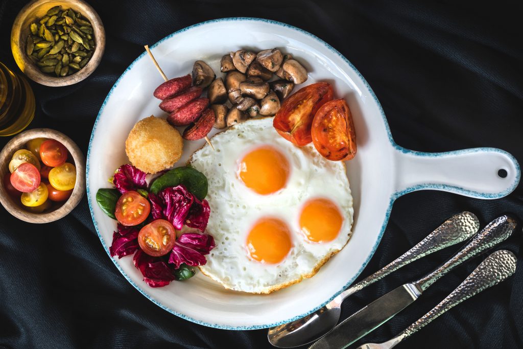 Bol petit-déjeuner avec oeufs vu de haut