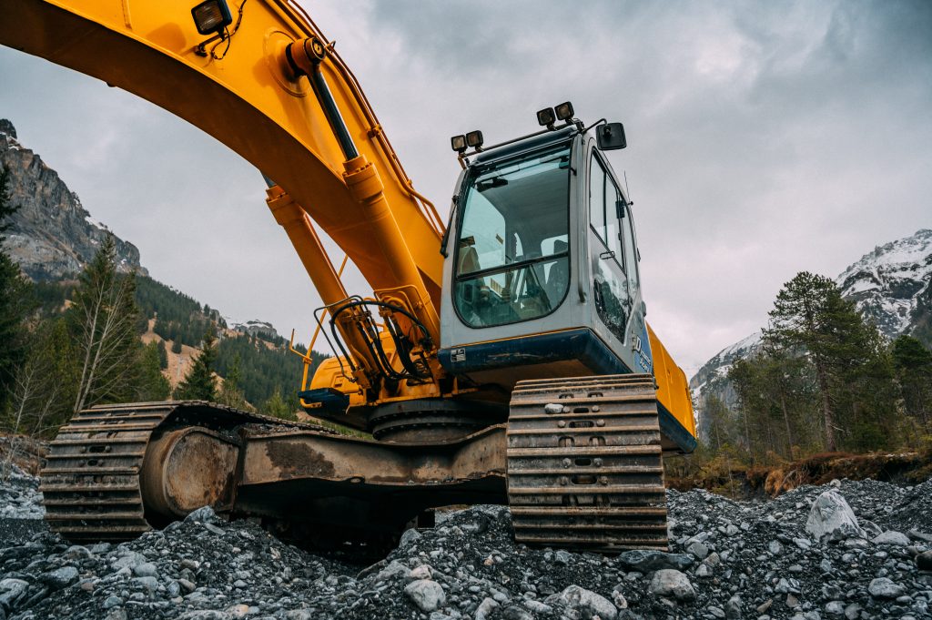 Une pelleteuse dans une carrière