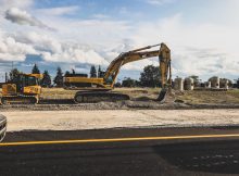 une pelleteuse jaune sur un chantier routier