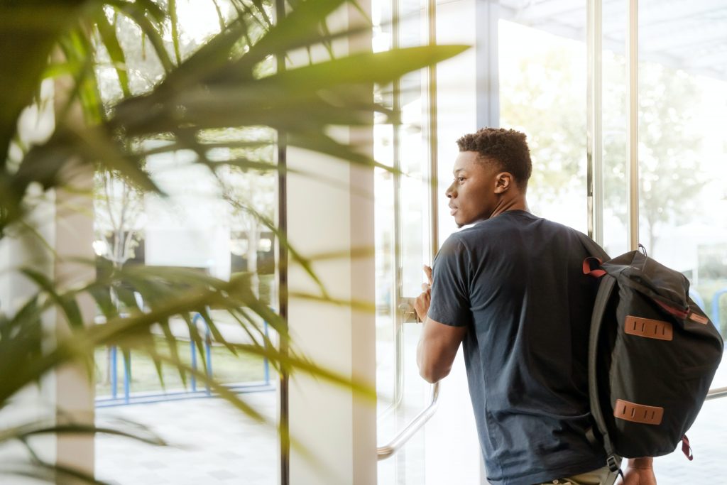 Jeune bachelier qui devient étudiant