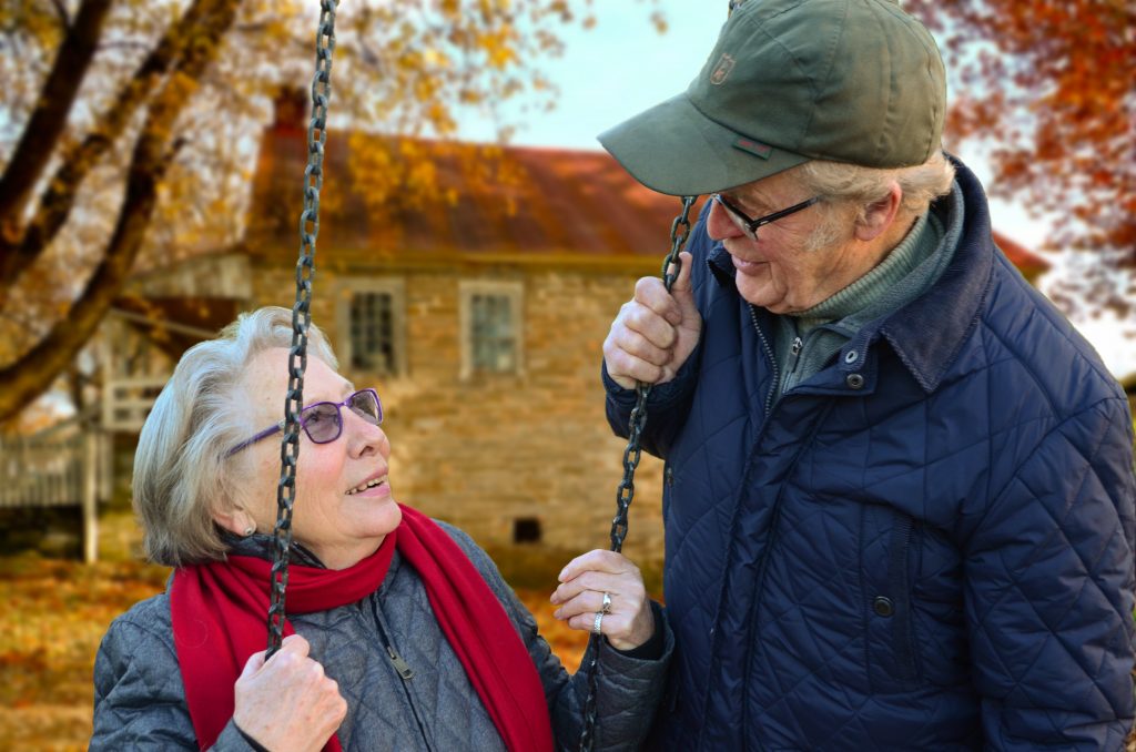 grand parents souriants 