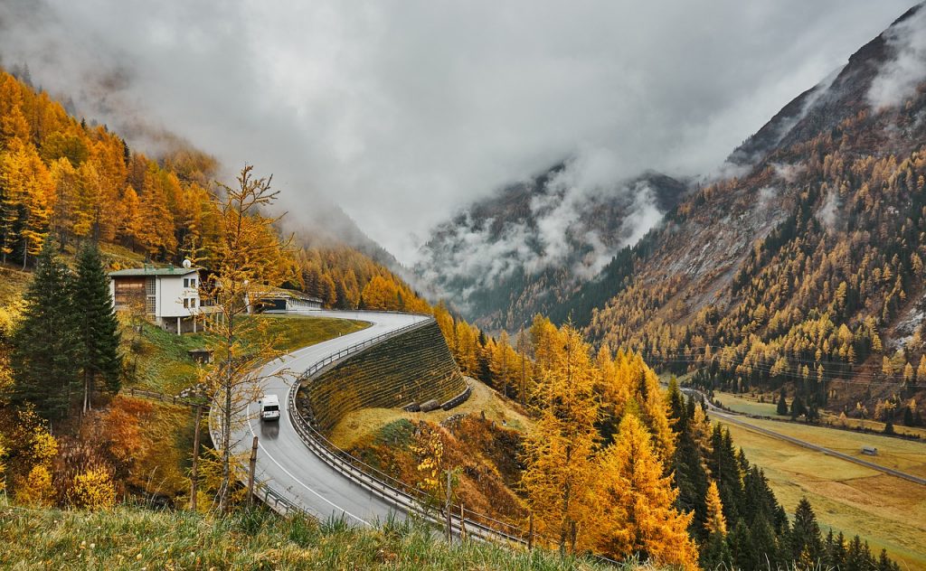 camionnette blanche sur une route de montagne